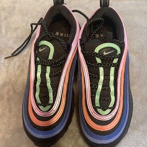 Nike air maxs size 7 (women’s)